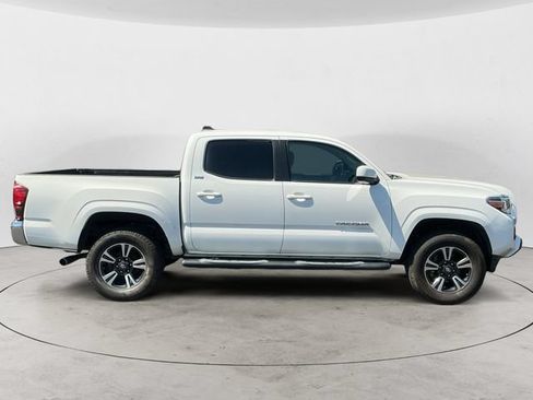 Used 2018 Toyota Tacoma SR5 RWD image 4