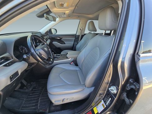 Used 2020 Toyota Highlander XLE image 4