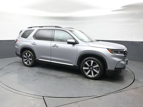 Certified 2025 Honda Pilot Touring image 8