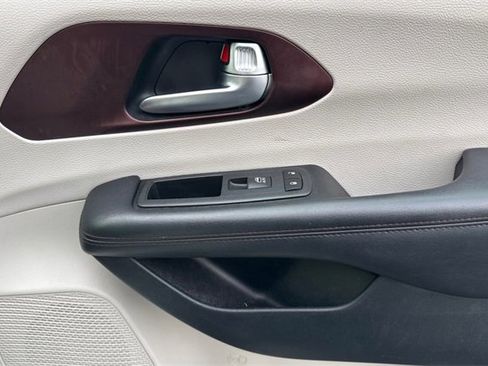 Used 2020 Chrysler Pacifica Limited image 22