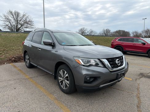 Used 2019 Nissan Pathfinder SV w/ SV Tech Package image 3