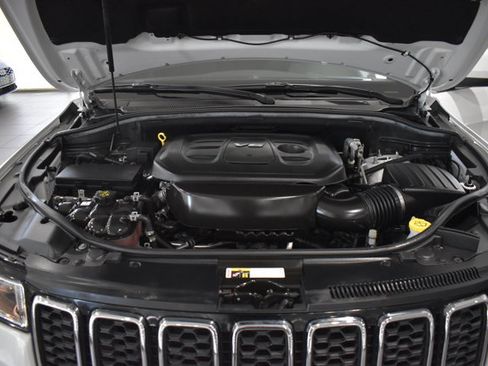 Used 2018 Jeep Grand Cherokee Laredo AWD/4WD image 34