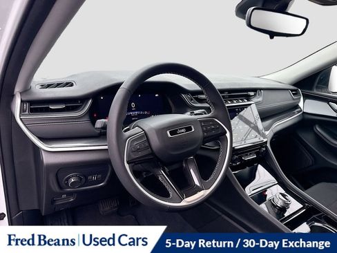 Used 2023 Jeep Grand Cherokee Laredo AWD/4WD image 10