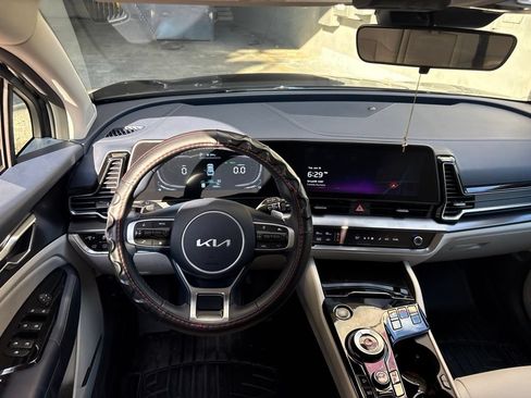 Certified 2025 Kia Sportage EX w/ EX Premium Package AWD/4WD image 11