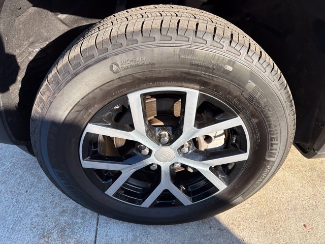 Certified 2025 Jeep Grand Cherokee Limited w/ Trailer Tow Package AWD/4WD image 9