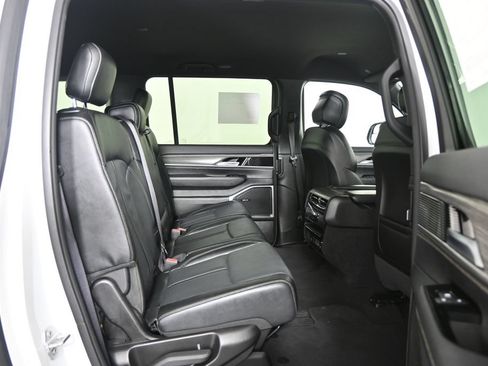 Used 2024 Jeep Wagoneer L Series III w/ Flexible Seating Group AWD/4WD image 16