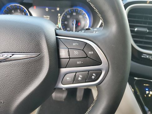 Used 2024 Chrysler Pacifica Touring-L FWD image 21