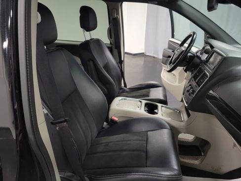 Used 2019 Dodge Grand Caravan SXT image 25