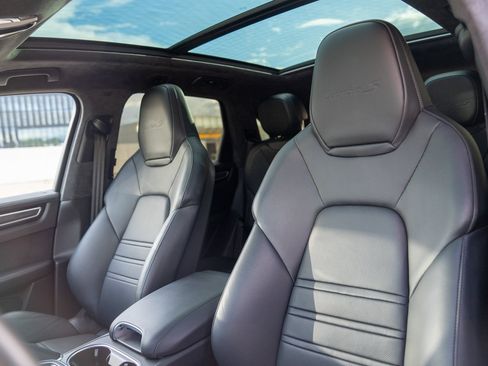 Certified 2021 Porsche Cayenne Turbo S AWD/4WD image 10