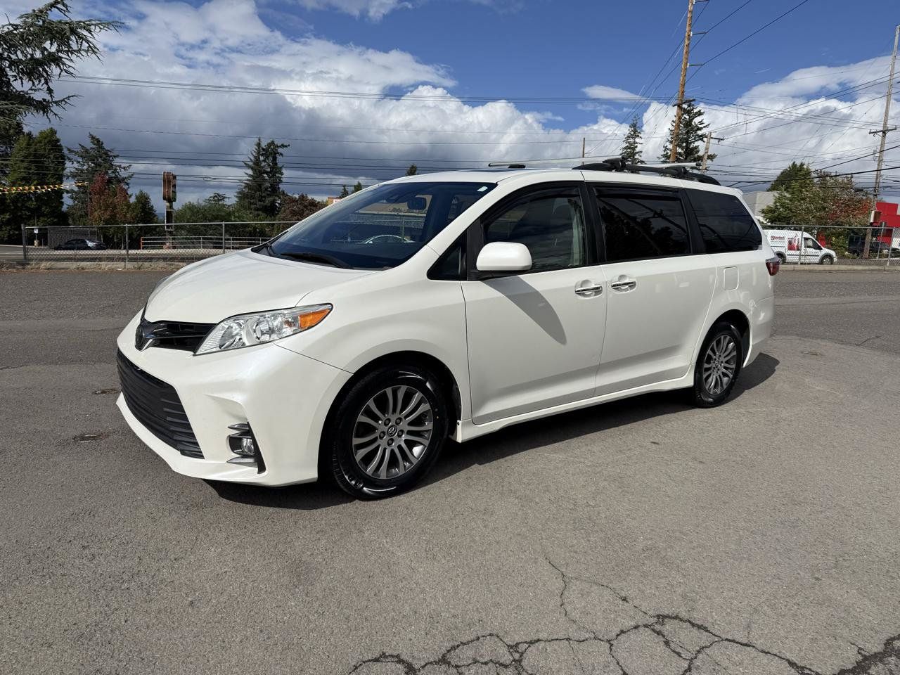 Used 2018 Toyota Sienna XLE w/ XLE Navigation Package FWD image 3