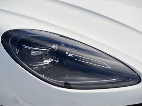 Certified 2026 Porsche Macan AWD/4WD image 11