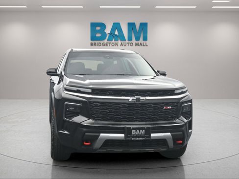 Used 2025 Chevrolet Traverse Z71 image 3