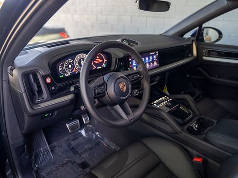 Certified 2026 Porsche Cayenne S AWD/4WD image 4