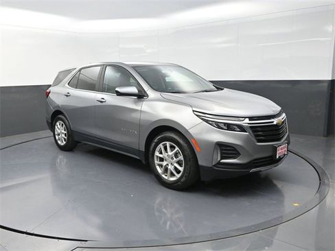 Used 2023 Chevrolet Equinox LT image 2