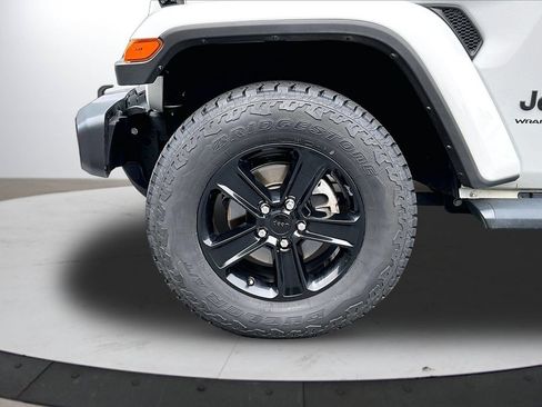 Used 2023 Jeep Wrangler Unlimited Sahara AWD/4WD image 32