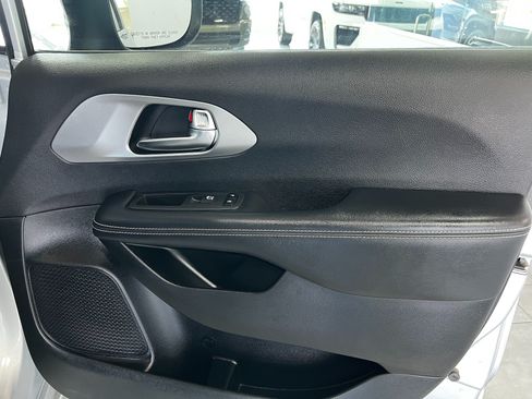 Used 2023 Chrysler Pacifica Touring FWD image 26