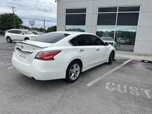 Used 2015 Nissan Altima 2.5 SL w/ Technology Package FWD image 3