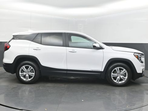 Used 2024 GMC Terrain SLE FWD image 10