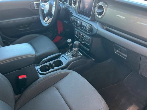 Used 2023 Jeep Wrangler Unlimited Sahara AWD/4WD image 17
