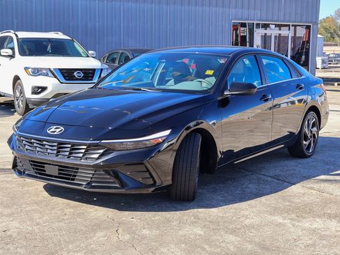 Certified 2025 Hyundai Elantra SEL image 24