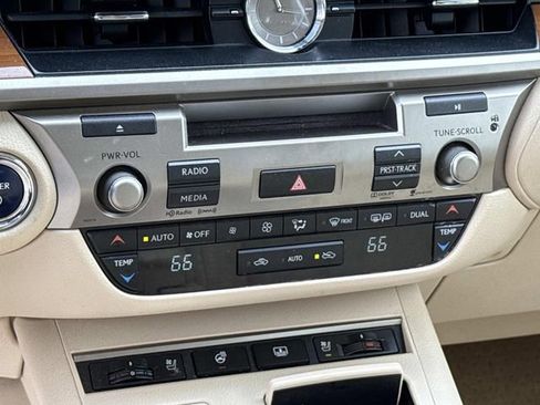 Used 2013 Lexus ES 300h w/ Luxury Pkg image 22