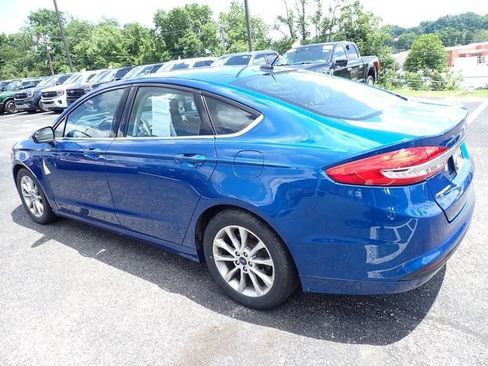 Used 2017 Ford Fusion SE FWD image 4
