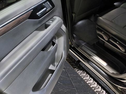 Used 2025 Chevrolet Suburban Z71 image 36