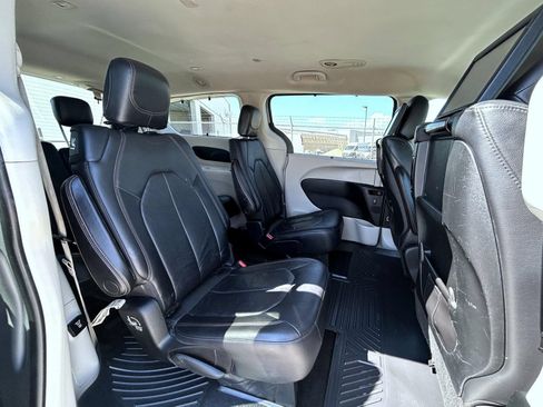 Used 2018 Chrysler Pacifica Touring-L Plus FWD image 18