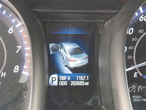 Used 2015 Toyota Avalon Limited image 16