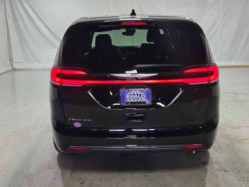 New 2026 Chrysler Pacifica Select FWD image 18