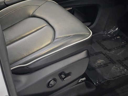 Used 2025 Chrysler Pacifica Limited FWD image 7
