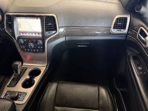 Used 2017 Jeep Grand Cherokee Overland AWD/4WD image 12
