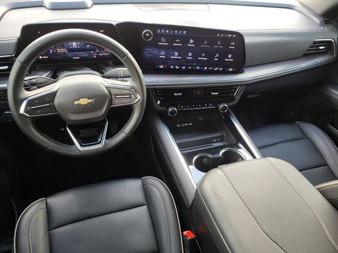 Used 2025 Chevrolet Suburban Premier RWD image 17