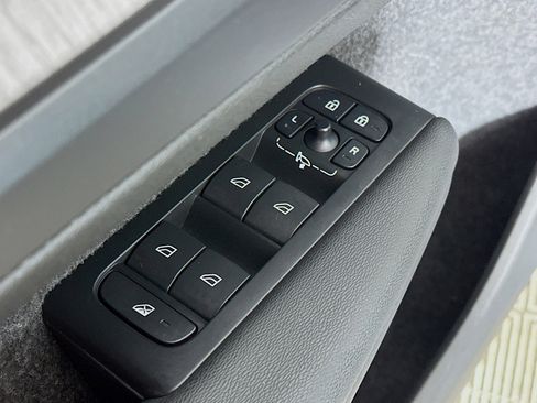 Used 2023 Volvo XC40 B5 Ultimate w/ Protection Package Premier image 18