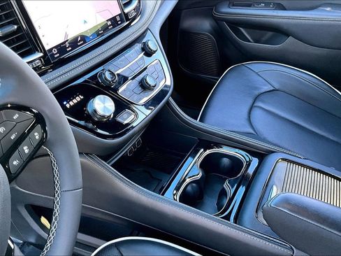 Used 2025 Chrysler Pacifica Limited image 13