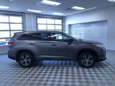 Used 2017 Toyota Highlander Plus AWD/4WD image 36