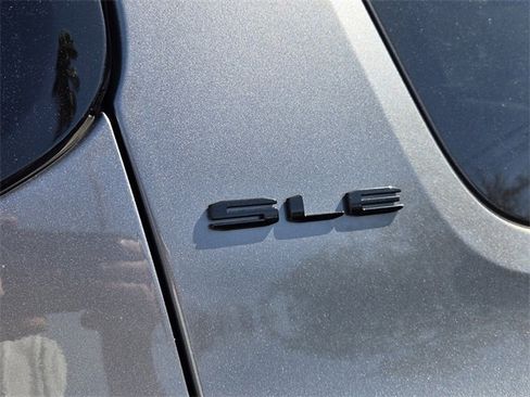 Used 2021 GMC Acadia SLE w/ Driver Convenience Package image 5