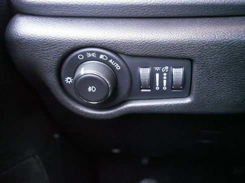 Used 2022 Chrysler Pacifica Limited w/ Uconnect Theater Family Group image 26