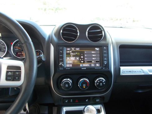 Used 2015 Jeep Compass High Altitude AWD/4WD image 13