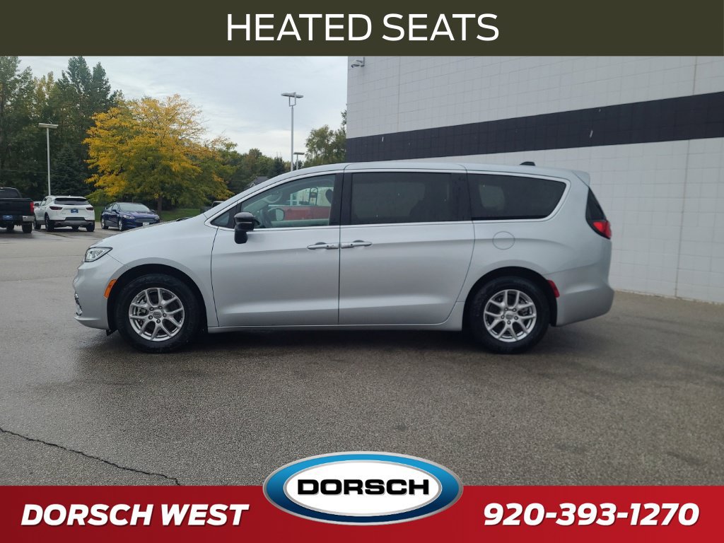 Used 2024 Chrysler Pacifica Touring-L FWD image 2