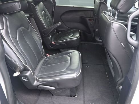 Used 2025 Chrysler Pacifica Limited image 30