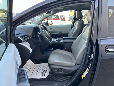 Used 2025 Toyota Sienna XLE FWD image 14