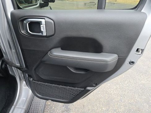 Used 2020 Jeep Gladiator Overland image 9