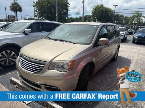 Used 2016 Chrysler Town & Country Touring FWD image 3