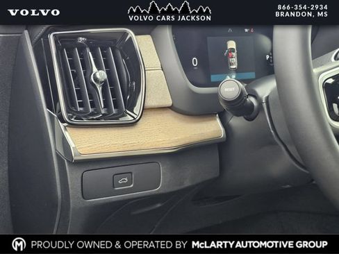 New 2026 Volvo XC90 B6 Plus w/ Protection Package Premier AWD/4WD image 18
