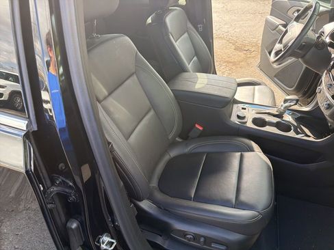 Used 2022 Chevrolet Traverse LT image 30