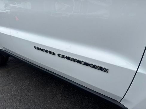 Used 2017 Jeep Grand Cherokee Limited AWD/4WD image 16