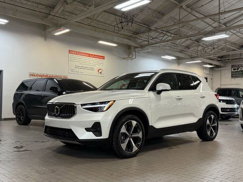Used 2025 Volvo XC40 B5 Plus image 2