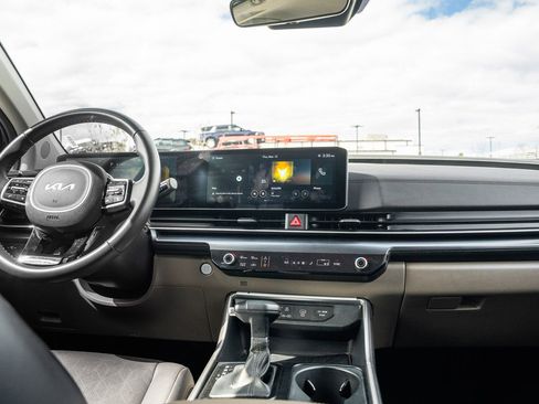 Used 2025 Kia Carnival image 24