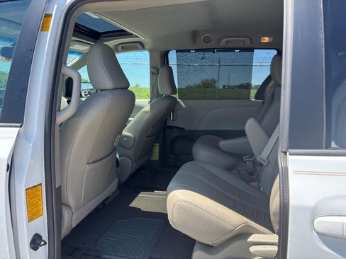 Used 2014 Toyota Sienna XLE FWD image 14
